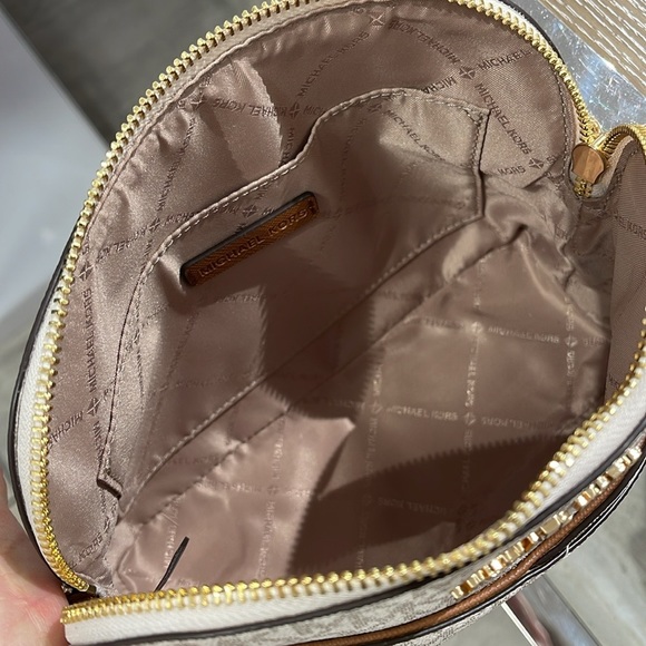 MICHAEL KORS Jet Set Medium Logo Dome Satchel Crossbody XCROSS XBODY
Vanilla
NWT - Picture 9 of 16
